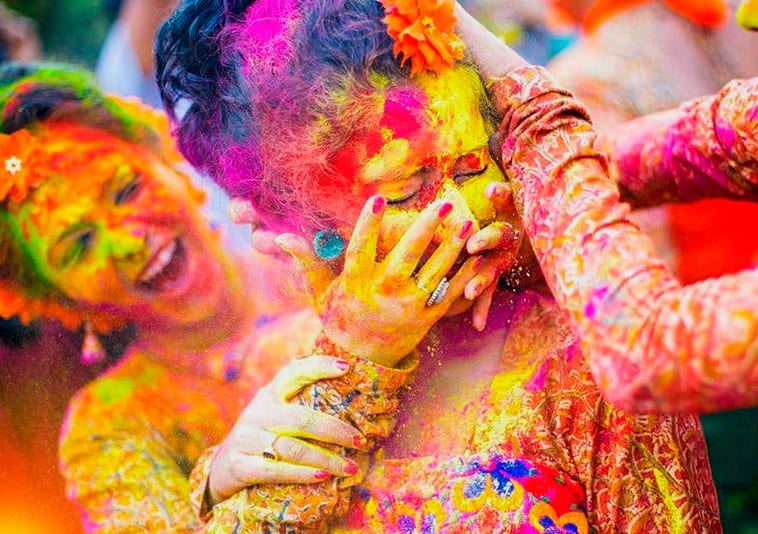 Muitos indianos jogando tinta em pó para o ar holi festival